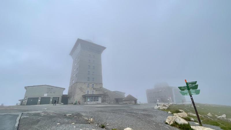 La cumbre del Brocken en la niebla