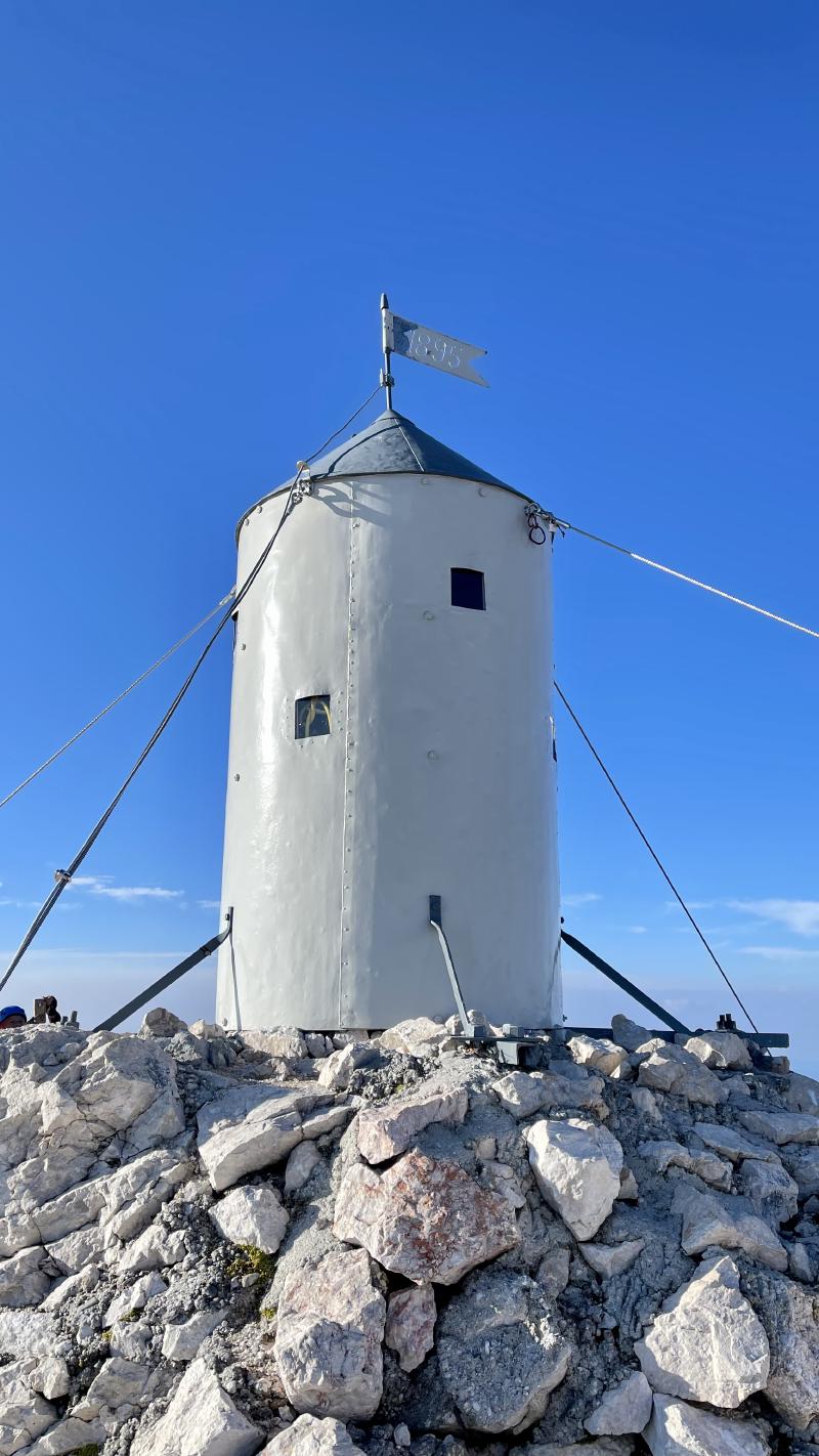 Der Blitzschutzturm auf dem Gipfel