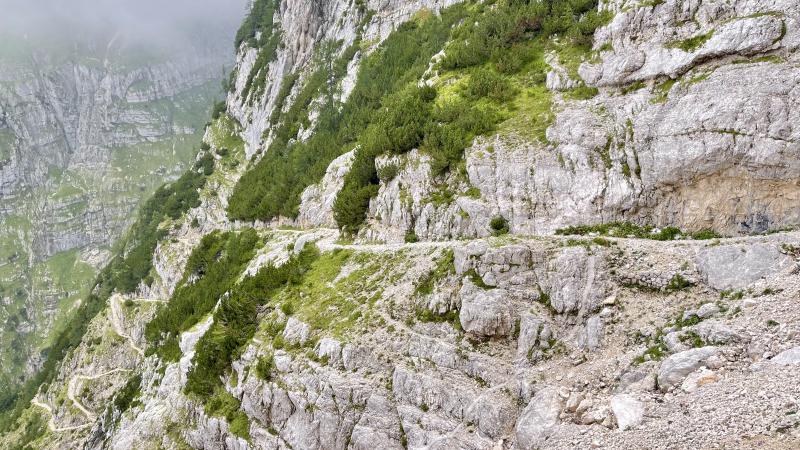 Aufstieg in Serpentinen zur Berghütte
